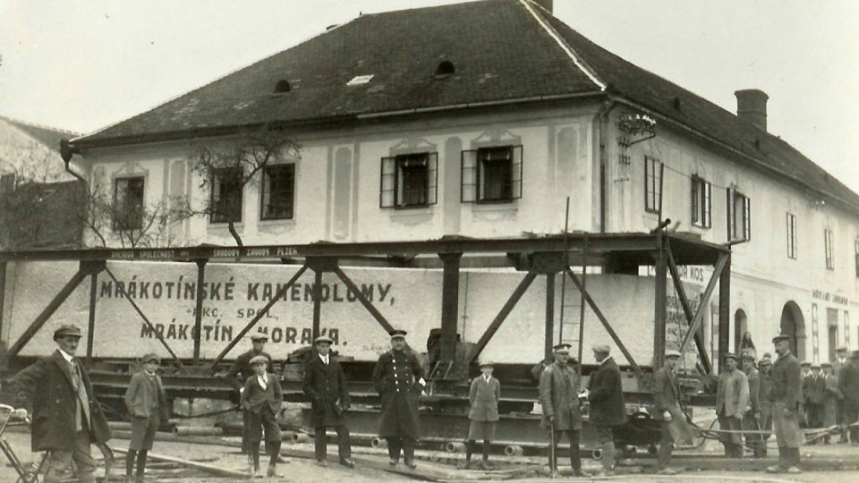 Archivní snímky z dopravy Mrákotínského obelisku na Pražský hrad