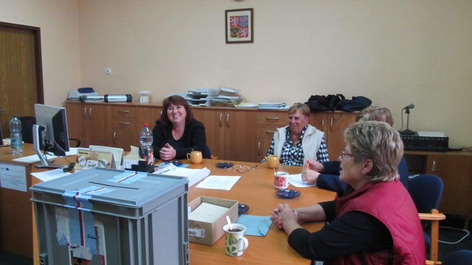 Volební komise ve Vlkově pod Oškobrhem krátce po otevření volebních místností