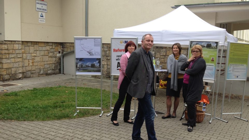 Stánek iniciátorů referenda v Praze-Klánovicích hned u vchodu do budovy školy, kde se volby konaly