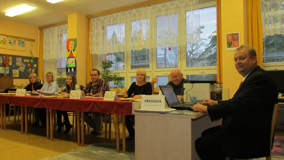 Volební komise v kolínské základní škole Lipanská čeká na voliče