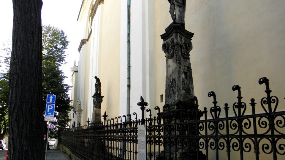 Sochy růžencové cesty u chrámu sv. Michala