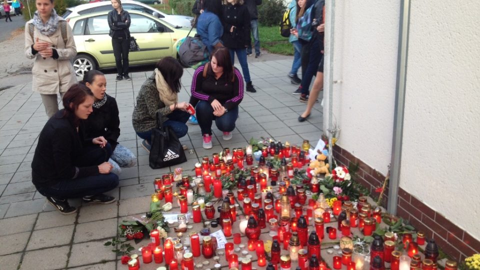 Před školou ve Žďáru nad Sázavou hoří svíčky, lidé vzpomínají na zabitého studenta