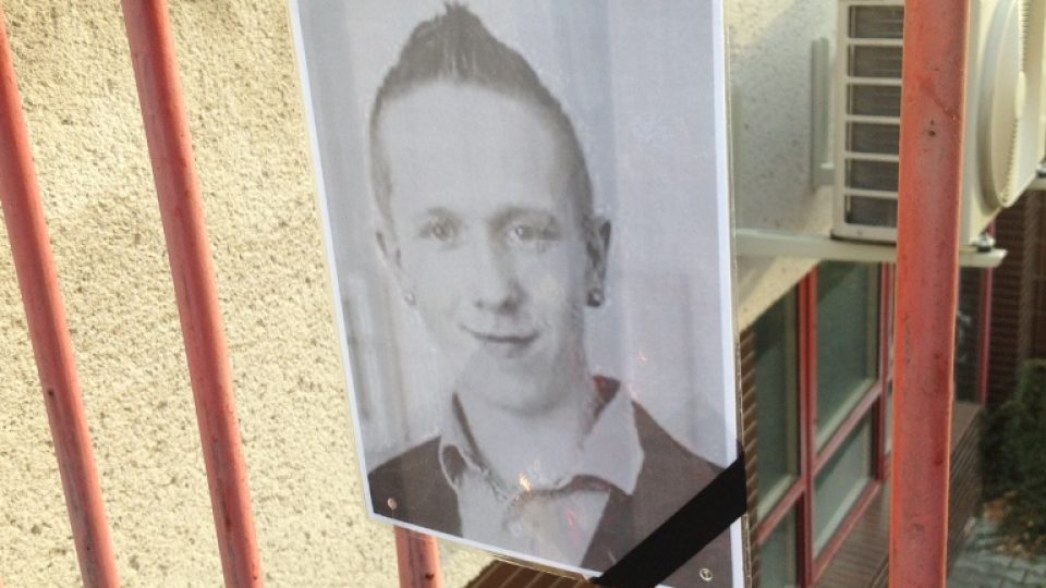 Před školou ve Žďáru nad Sázavou hoří svíčky, lidé vzpomínají na zabitého studenta