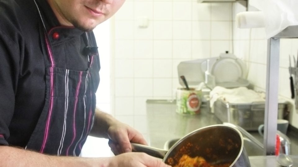 Martin Čáp servíruje bezlepkový salát z červené čočky se zeleninou