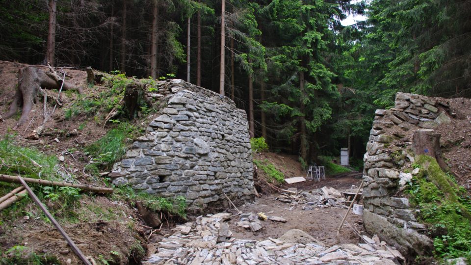 Most na někdejší lesní dráze - cesta vede do vesnice z Branné