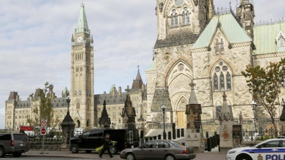 Neznámý útočník postřelil v Ottawě vojáka. Ozbrojence policie zastřelila uvnitř parlamentního komplexu
