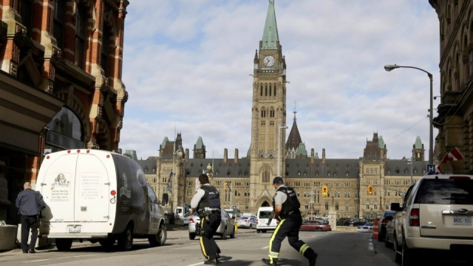 Neznámý útočník postřelil v Ottawě vojáka. Ozbrojence policie zastřelila uvnitř parlamentního komplexu