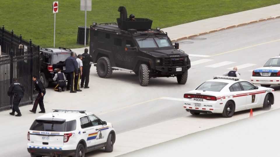 Kanadská policie pátrá po několika útočnících. Střílelo se na nejméně třech místech hlavního města Ottawy včetně parlamentu