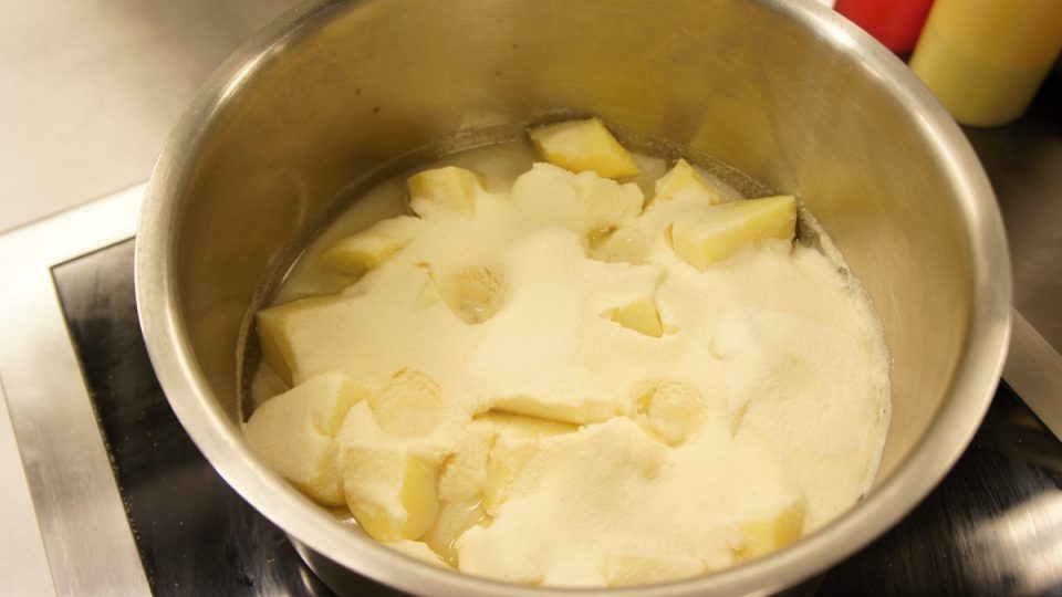 Příprava těsta: do uvařených brambor přisypeme mouku