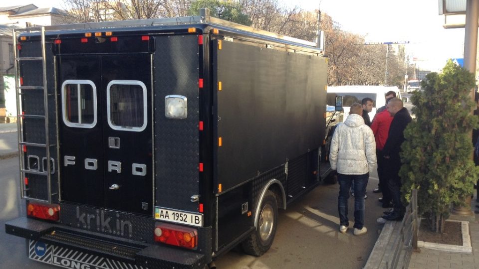Dobrovolníci využili před volbami ve Slavjansku velkých vozů, se kterými vyrazili do ulic a vyzývali občany k účasti ve volbách