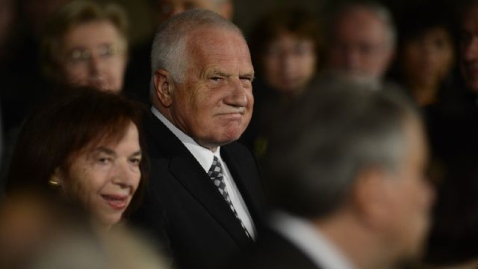 Bývalý prezident Václav Klaus (uprostřed) a jeho manželka Livia Klausová, velvyslankyně na Slovensku, na ceremoniálu u příležitosti výročí vzniku samostatného československého státu