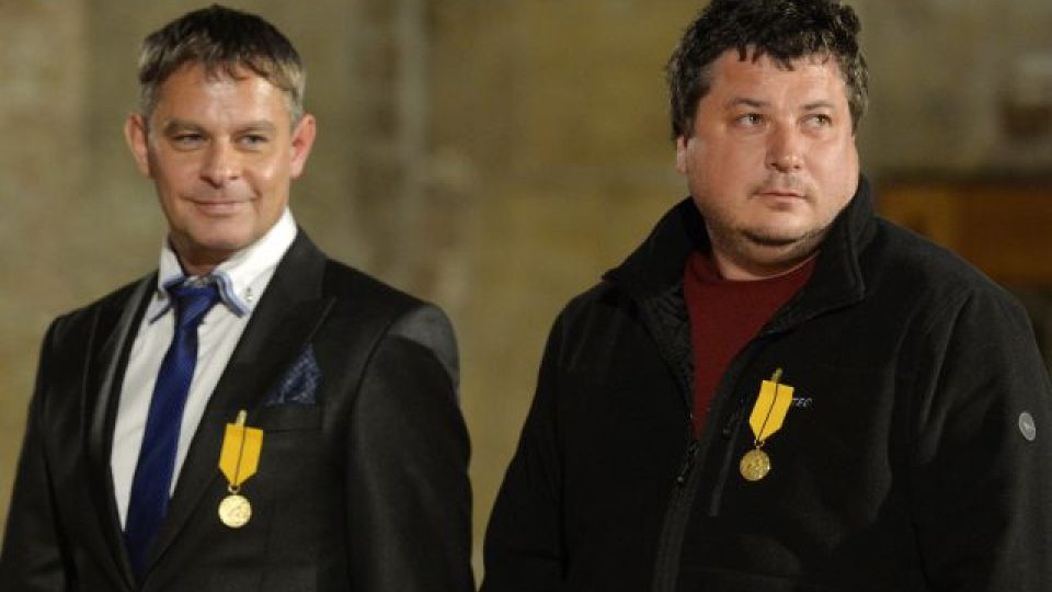 Režiséři Filip Renč (vlevo) a Robert Sedláček (vpravo) obdrželi medaili Za zásluhy