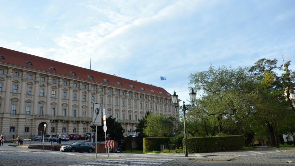 Hostinec U Černého vola stojí naproti Ministerstvu zahraničních věcí