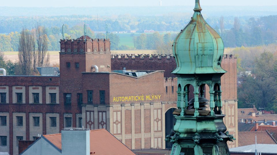 Vyhlídka ze Zelené brány za Automatické mlýny, budovu ČRo Pardubice a věž radnice