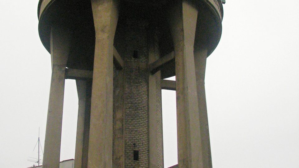 Pro potřeby města postavil Josef Gočár vodárenskou věž