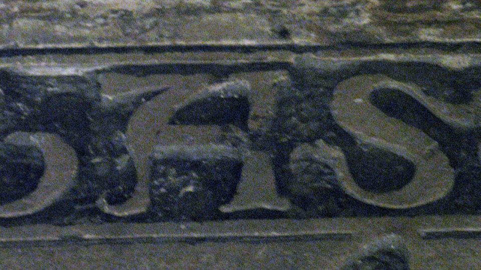 Příklad písmene A na náhrobku opata Heřmana, další písmeno A už vypadá jinak