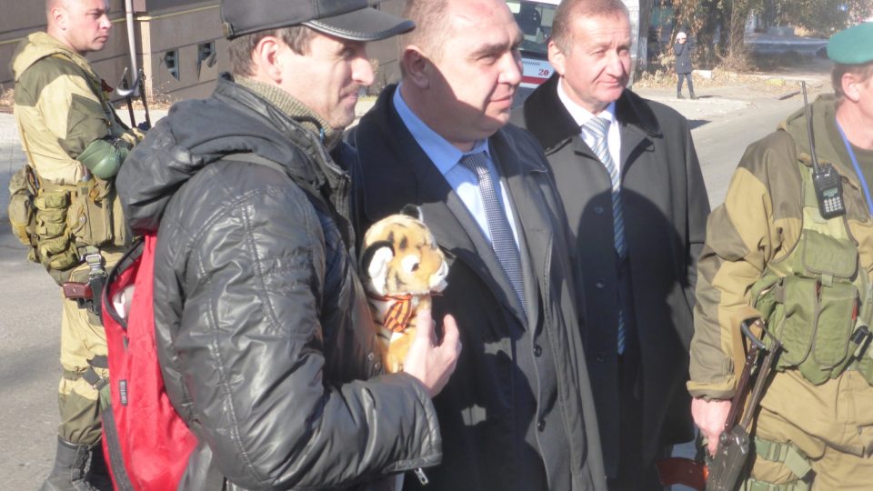 Luhansk během voleb proruských separatistů na Ukrajině. Na snímku (uprostřed) premiér Luhanské lidové republiky Igor Plotnickij