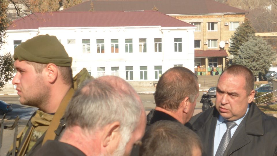Luhansk během voleb proruských separatistů na Ukrajině. Na snímku (vpravo) premiér Luhanské lidové republiky Igor Plotnickij