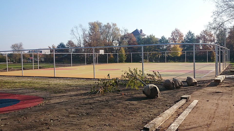 Součástí parku je i velké sportoviště pro  míčové hry