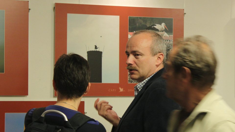 Návštěvníci vernisáže Čápi 2014 v Galerii Vinohradská 12 v budově Českého rozhlasu v Praze