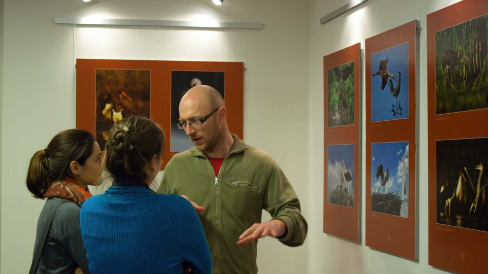 Vernisáž výstavy Čápi 2014 provázely zasvěcené komentáře ornitologoů a fotografů
