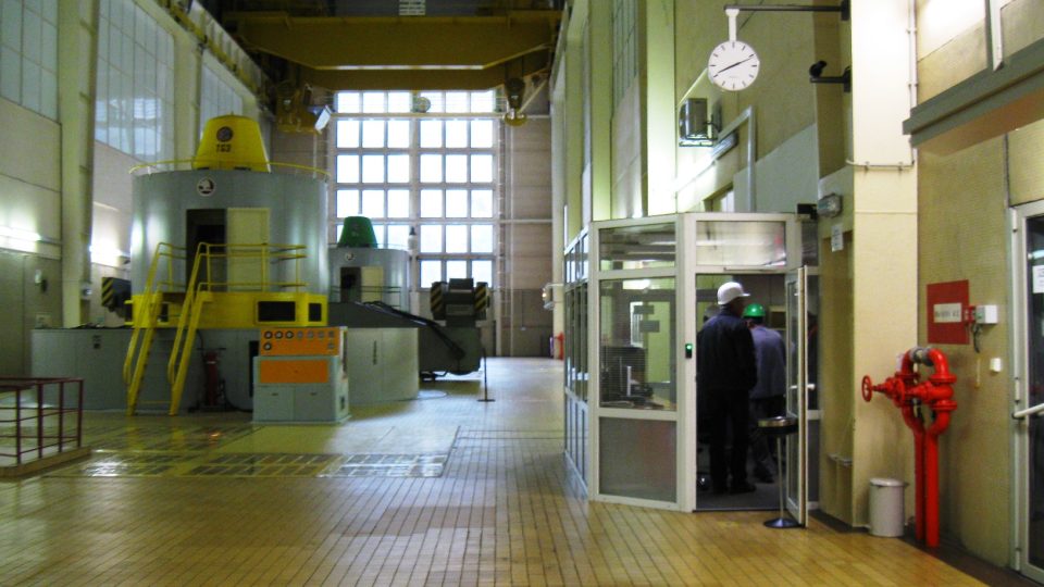 Požár v kabelové šachtě přímo uvnitř hráze největší vodní elektrárny v České republice, na Orlíku nedaleko Příbrami, cvičně likvidovali hasiči. 5. 11. 2014 | foto: Radek Duchoň Požár v kabelové šachtě přímo uvnitř hráze největší vodní elektrárny v České republice, na Orlíku nedaleko Příbrami, cvičně likvidovali hasiči. 5. 11. 2014