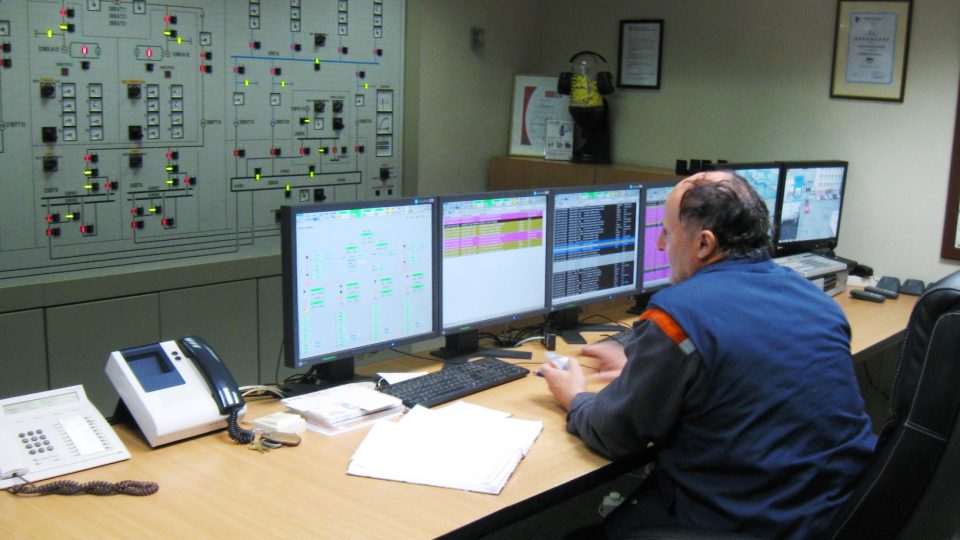 Požár v kabelové šachtě přímo uvnitř hráze největší vodní elektrárny v České republice, na Orlíku nedaleko Příbrami, cvičně likvidovali hasiči. 5. 11. 2014 | foto: Radek Duchoň Požár v kabelové šachtě přímo uvnitř hráze největší vodní elektrárny v České republice, na Orlíku nedaleko Příbrami, cvičně likvidovali hasiči. 5. 11. 2014