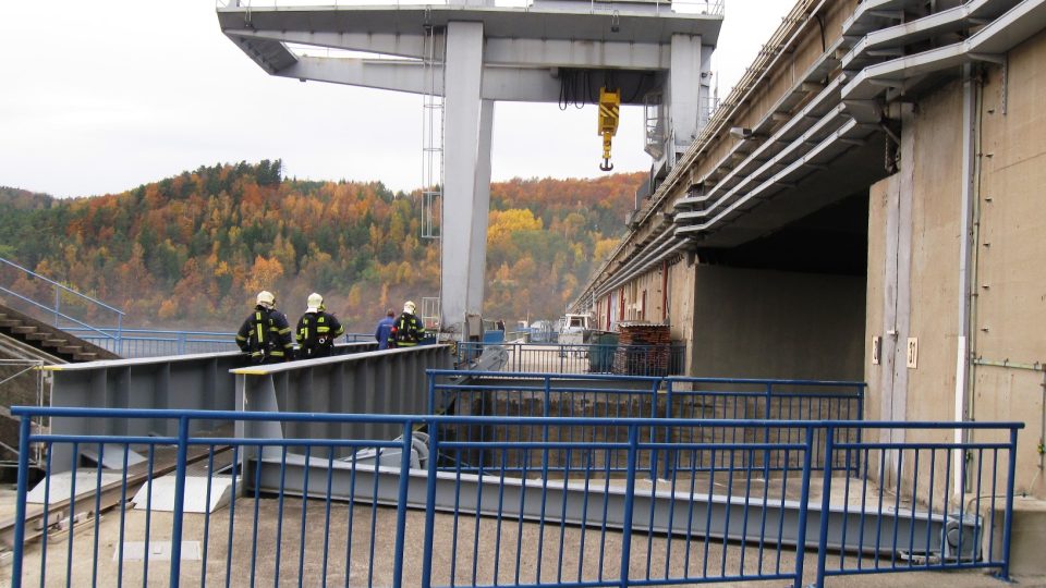 Požár v kabelové šachtě přímo uvnitř hráze největší vodní elektrárny v České republice, na Orlíku nedaleko Příbrami, cvičně likvidovali hasiči. 5. 11. 2014 | foto: Radek Duchoň Požár v kabelové šachtě přímo uvnitř hráze největší vodní elektrárny v České republice, na Orlíku nedaleko Příbrami, cvičně likvidovali hasiči. 5. 11. 2014