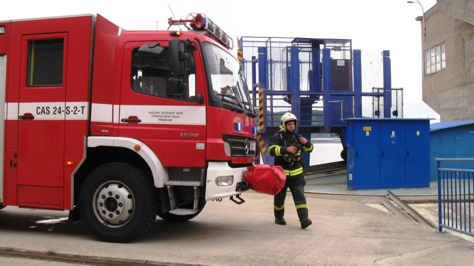Požár v kabelové šachtě přímo uvnitř hráze největší vodní elektrárny v České republice, na Orlíku nedaleko Příbrami, cvičně likvidovali hasiči. 5. 11. 2014 | foto: Radek Duchoň Požár v kabelové šachtě přímo uvnitř hráze největší vodní elektrárny v České republice, na Orlíku nedaleko Příbrami, cvičně likvidovali hasiči. 5. 11. 2014