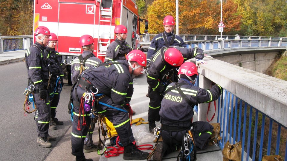 Požár v kabelové šachtě přímo uvnitř hráze největší vodní elektrárny v České republice, na Orlíku nedaleko Příbrami, cvičně likvidovali hasiči. 5. 11. 2014 | foto: Radek Duchoň Požár v kabelové šachtě přímo uvnitř hráze největší vodní elektrárny v České republice, na Orlíku nedaleko Příbrami, cvičně likvidovali hasiči. 5. 11. 2014