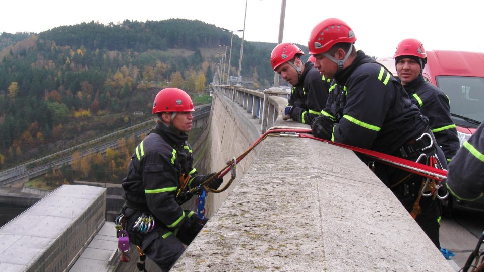 Požár v kabelové šachtě přímo uvnitř hráze největší vodní elektrárny v České republice, na Orlíku nedaleko Příbrami, cvičně likvidovali hasiči. 5. 11. 2014 | foto: Radek Duchoň Požár v kabelové šachtě přímo uvnitř hráze největší vodní elektrárny v České republice, na Orlíku nedaleko Příbrami, cvičně likvidovali hasiči. 5. 11. 2014