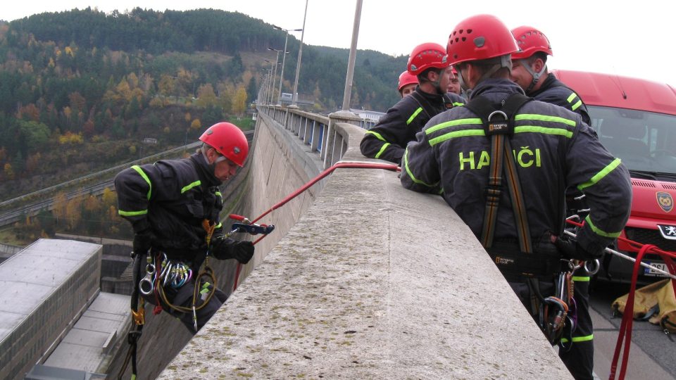 Požár v kabelové šachtě přímo uvnitř hráze největší vodní elektrárny v České republice, na Orlíku nedaleko Příbrami, cvičně likvidovali hasiči. 5. 11. 2014 | foto: Radek Duchoň Požár v kabelové šachtě přímo uvnitř hráze největší vodní elektrárny v České republice, na Orlíku nedaleko Příbrami, cvičně likvidovali hasiči. 5. 11. 2014