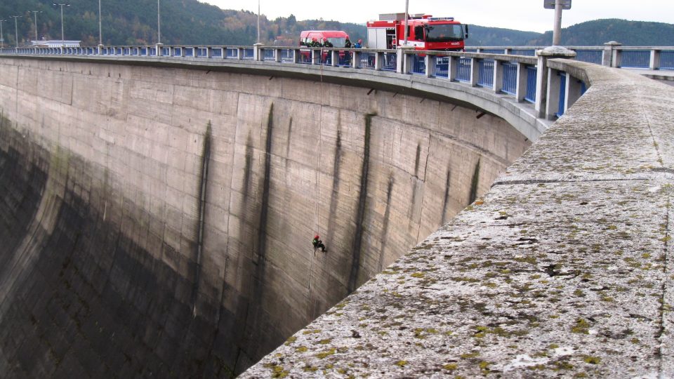 Požár v kabelové šachtě přímo uvnitř hráze největší vodní elektrárny v České republice, na Orlíku nedaleko Příbrami, cvičně likvidovali hasiči. 5. 11. 2014 | foto: Radek Duchoň Požár v kabelové šachtě přímo uvnitř hráze největší vodní elektrárny v České republice, na Orlíku nedaleko Příbrami, cvičně likvidovali hasiči. 5. 11. 2014