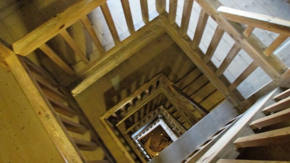 Na věž vás vyvedou dřevěné schody