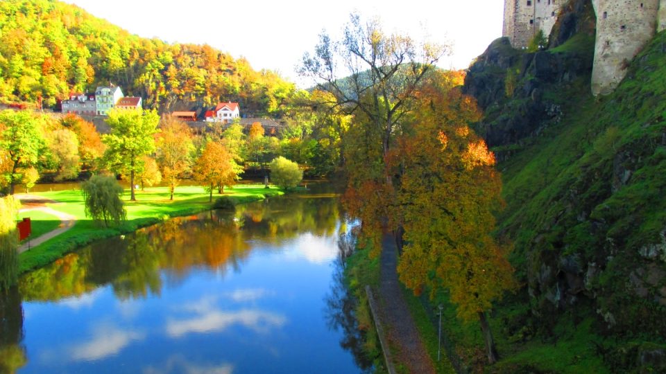 Řeka Ohře dala hradu jméno