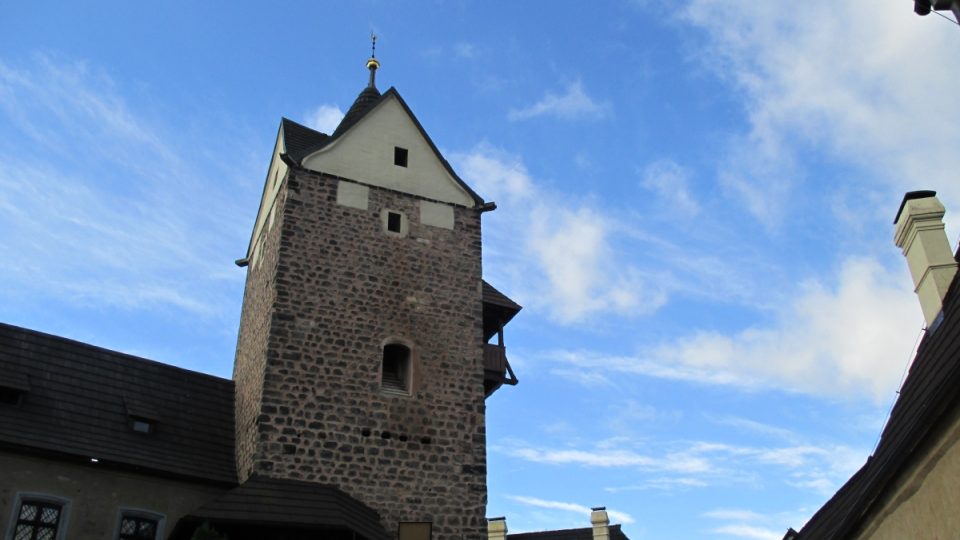Věž hradu Loket v plné síle