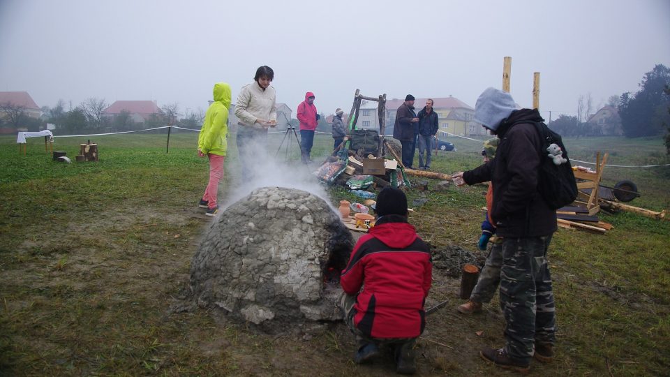 Topění v chlebové peci se rádi ujali i návštěvníci festivalu