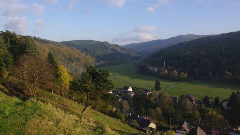 Pohled do údolí Moravské Sázavy, kudy procházela stezka z Moravy do Čech