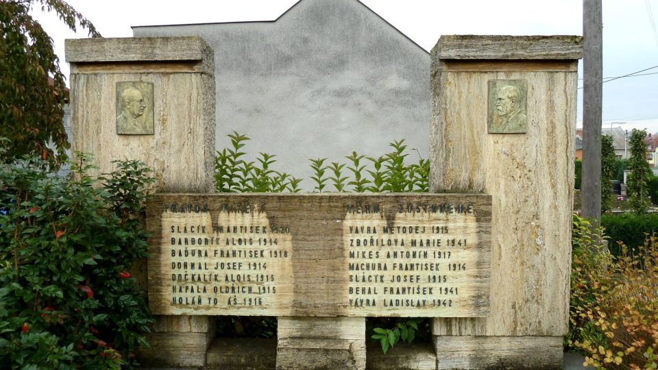 Pomník padlých z obou světových válek, postaven v roce 1947