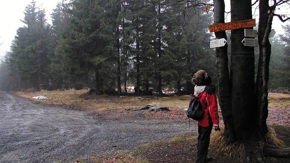 Na vrcholu najdeme i rozcestí několika cest