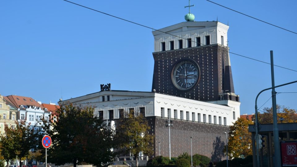 Kostel Nejsvětějšího Srdce Páně na náměstí Jiřího z Poděbrad