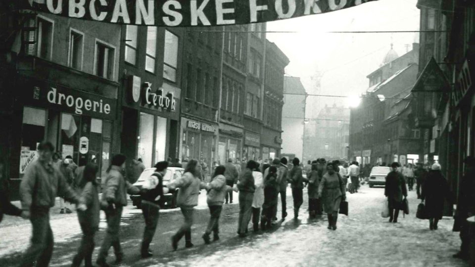 V listopadu 1989 udělali Tepličané bojující za čistší vzduch živý řetěz z centra města symbolicky až k nemocnici