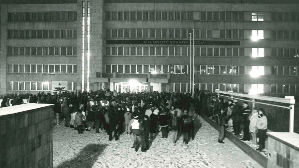 Při demonstraci 13. 11. 1989 se dal vydal k sídlu Okresního výboru KSČ