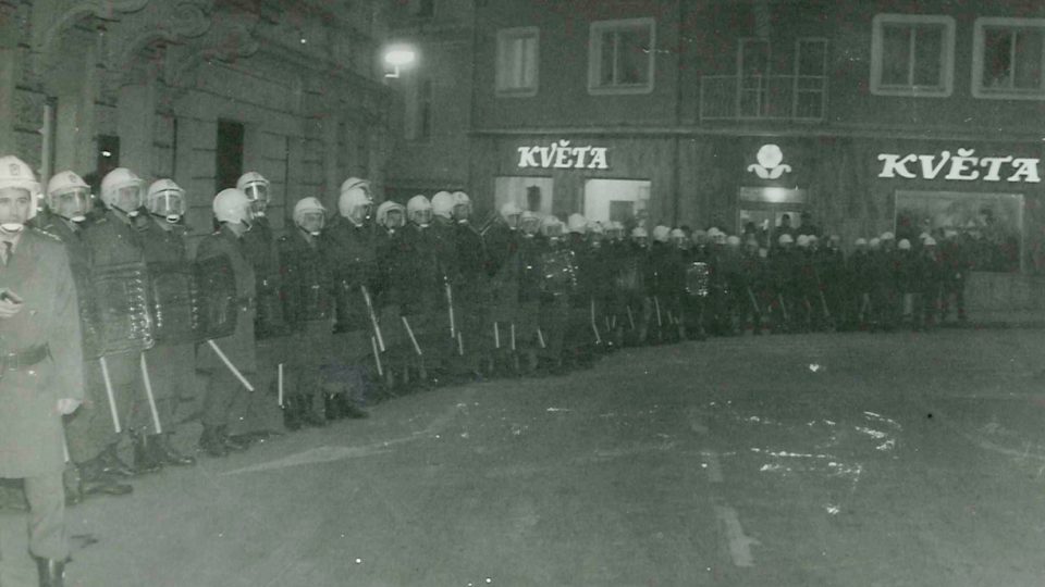 Tehdejší režim ekologické demonstrace v Teplicích překvapily. Pořádkové jednotky se dav snažily zastavit. Došlo i na zatýkání