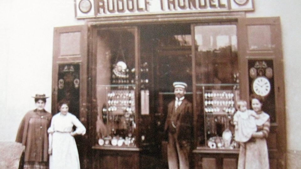Historické foto obchodu rodiny Thöndelů