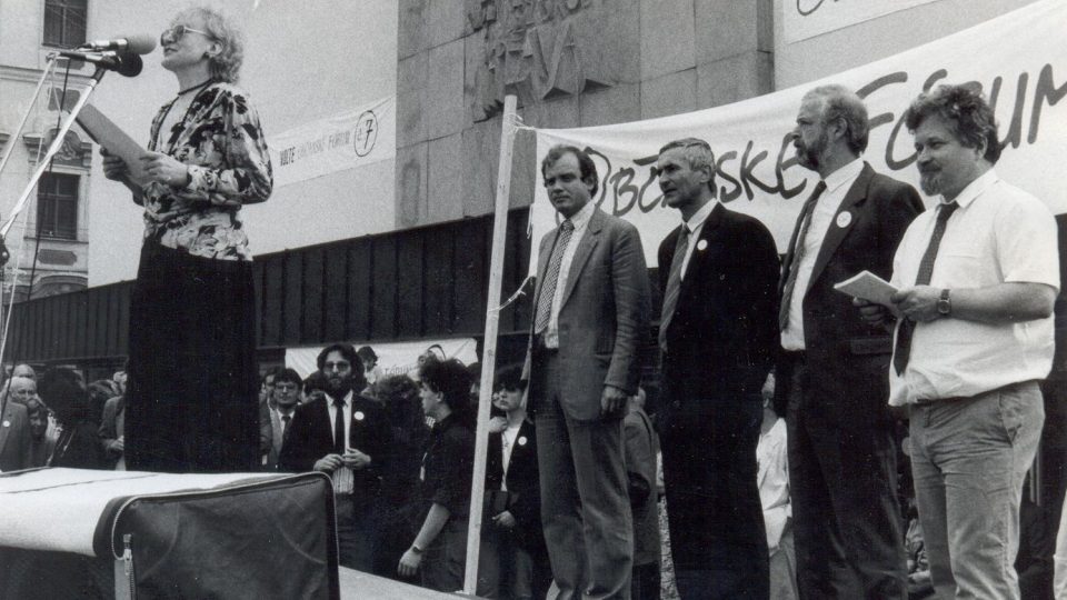 Dění při sametové revoluci v Jihlavě , vpravo stojí Petr Pithart