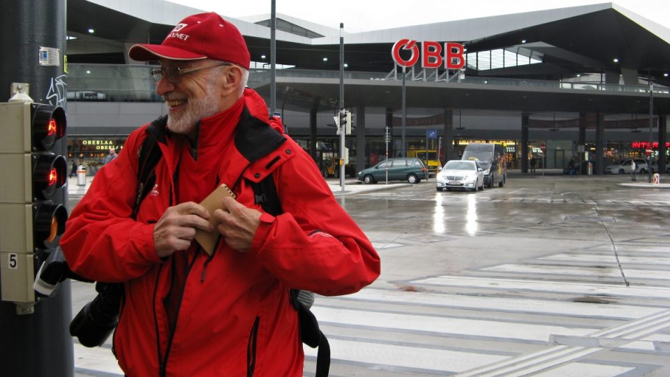 Jiří Řechta před vídeňským hlavním nádražím vytahuje sešítek s razítky