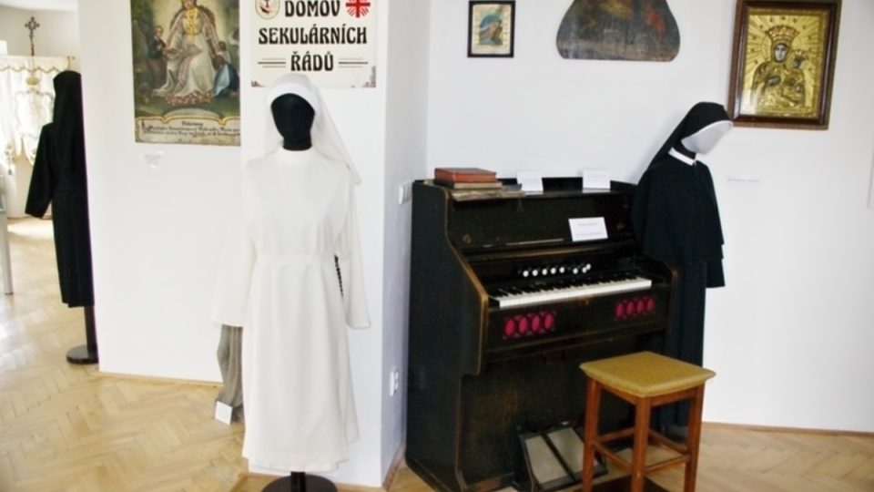 Součástí výstavy je i původní harmonium