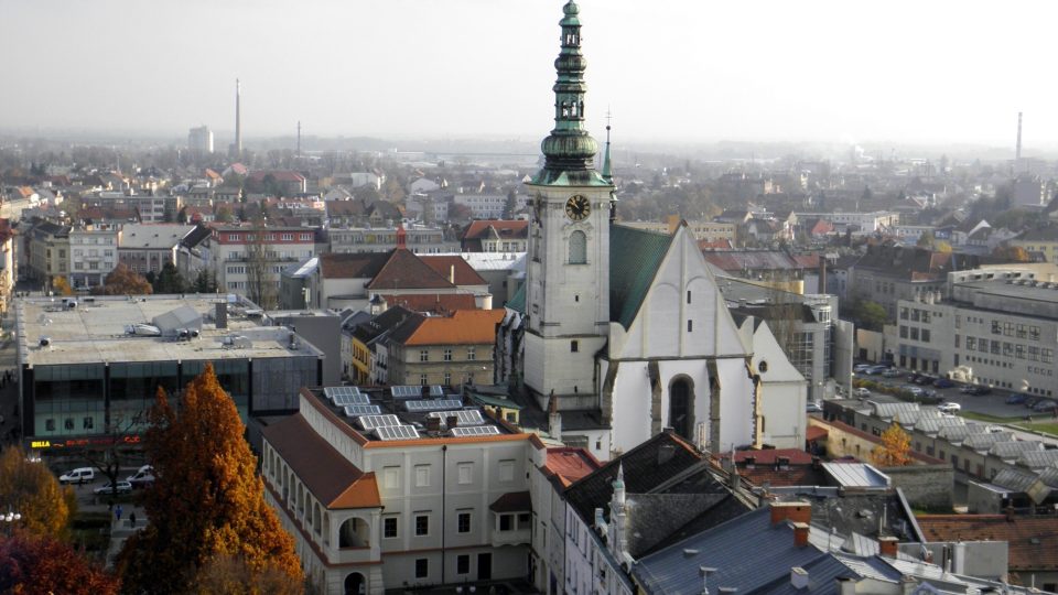 Pohled z věže na kostel Povýšení sv. Kříže