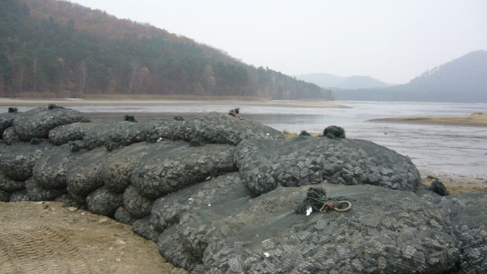 Vypuštěné Máchovo jezero - pytle na provizorní hráz